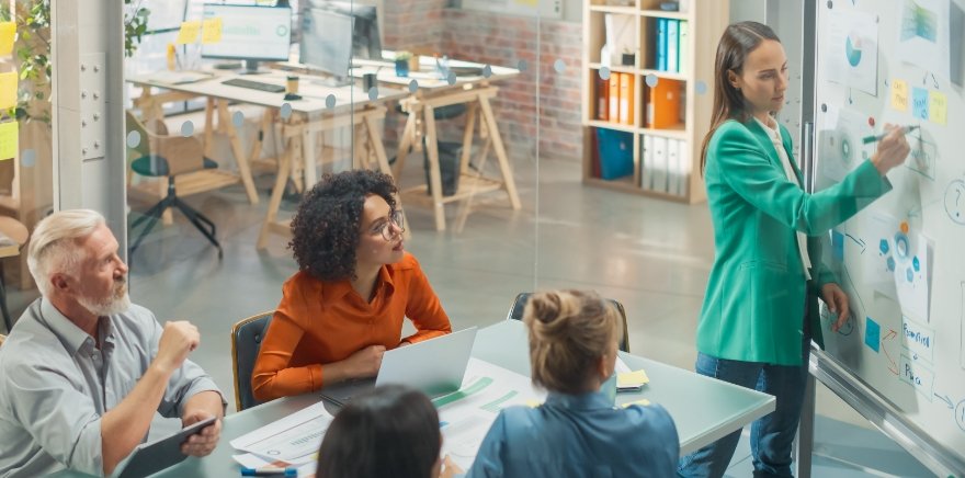 Über uns BKM – Team sitzt zur Besprechung zusammen im Office