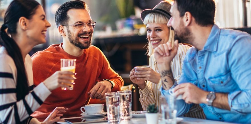 Freundschaftswerbung – Zwei befreundete Paare trinken zusammen Kaffee