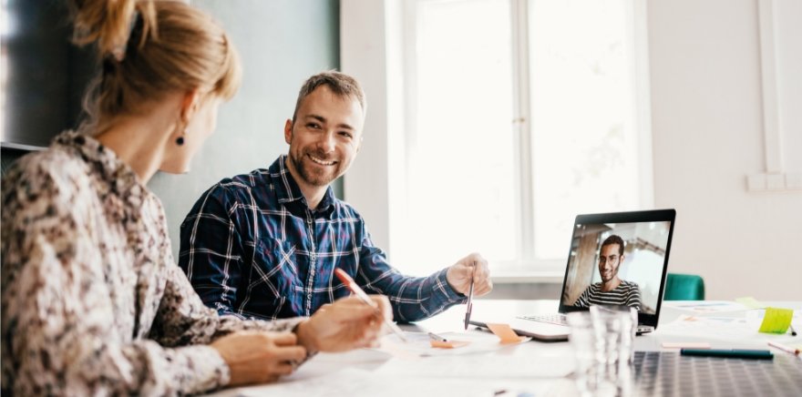 Anschlussfinanzierung – Besprechung zwischen Mann und Frau und Berater am Laptop