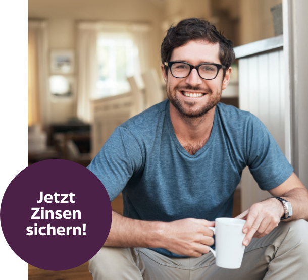 Anschlussfinanzierung Zinsen sichern – Mann mit Kaffeetasse