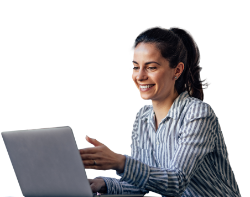 Frau sitzt vor Laptop