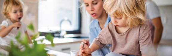 Familie mit zwei kleinen Kindern kocht